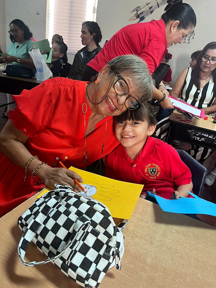Abuelos y alumnos del Instituto Newman del Oratorio durante la celebración del Día de los Abuelos en Reynosa (18/57).