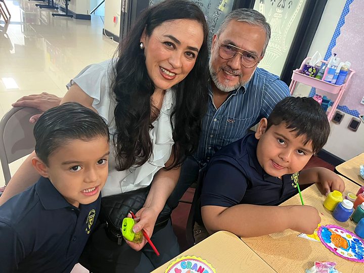 Abuelos y alumnos del Instituto Newman del Oratorio durante la celebración del Día de los Abuelos en Reynosa (23/57).